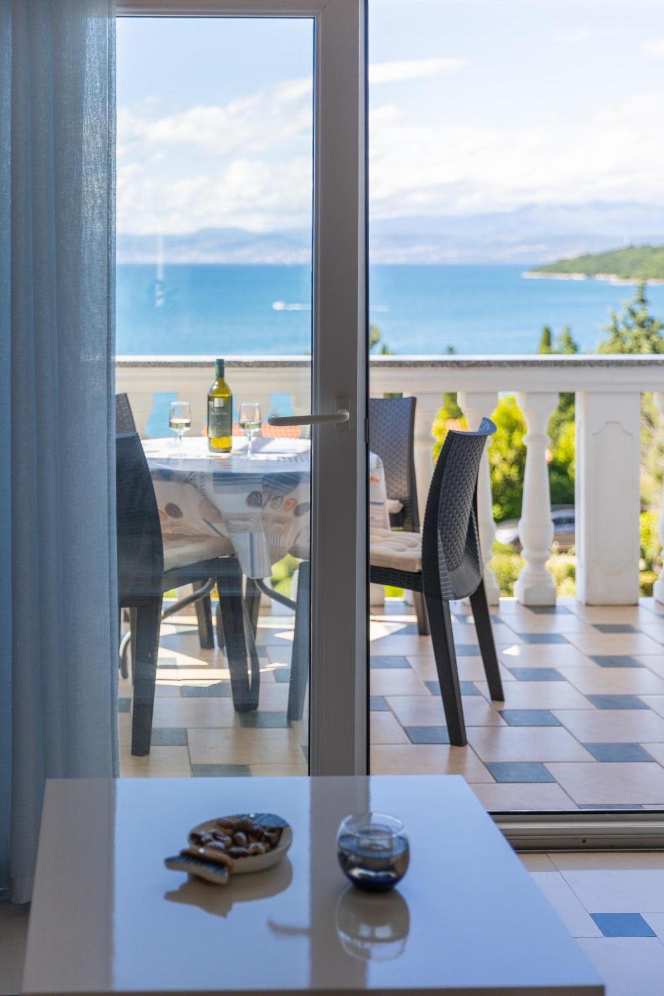 Apartments By The Sea Njivice, Krk - 5296 الغرفة الصورة